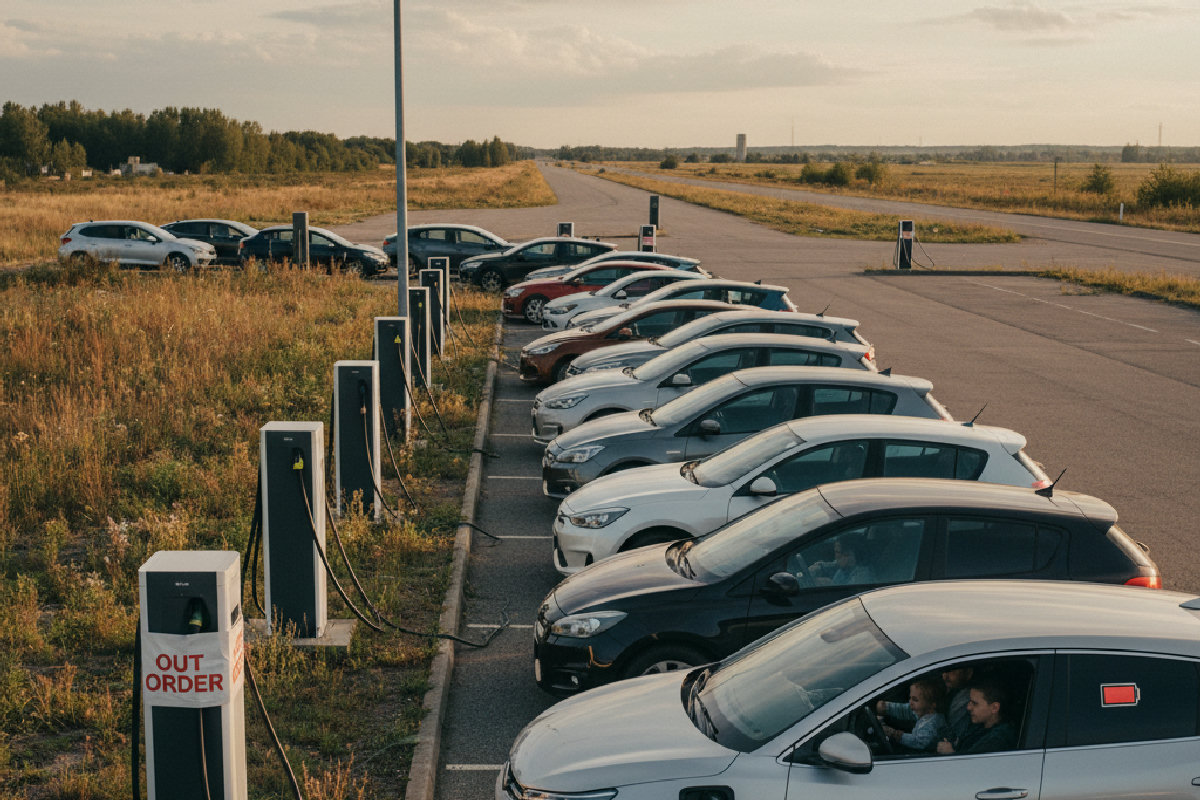 Recharge voiture électrique : bornes saturées et fractures territoriales freinent la transition en 2026