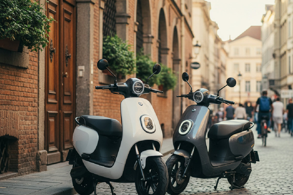VMoto CU et CUmini : deux scooters électriques urbains compacts pour la ville