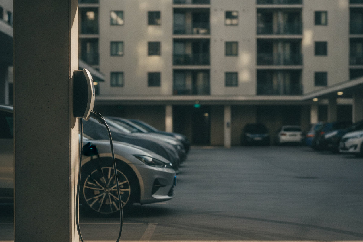 Installer une borne de recharge en copropriété : comment faire valoir son droit à la prise en 2026