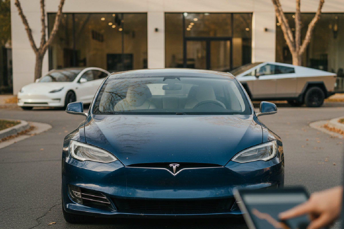 Tesla d'occasion : toujours un bon plan malgré les prix neufs en chute libre ?