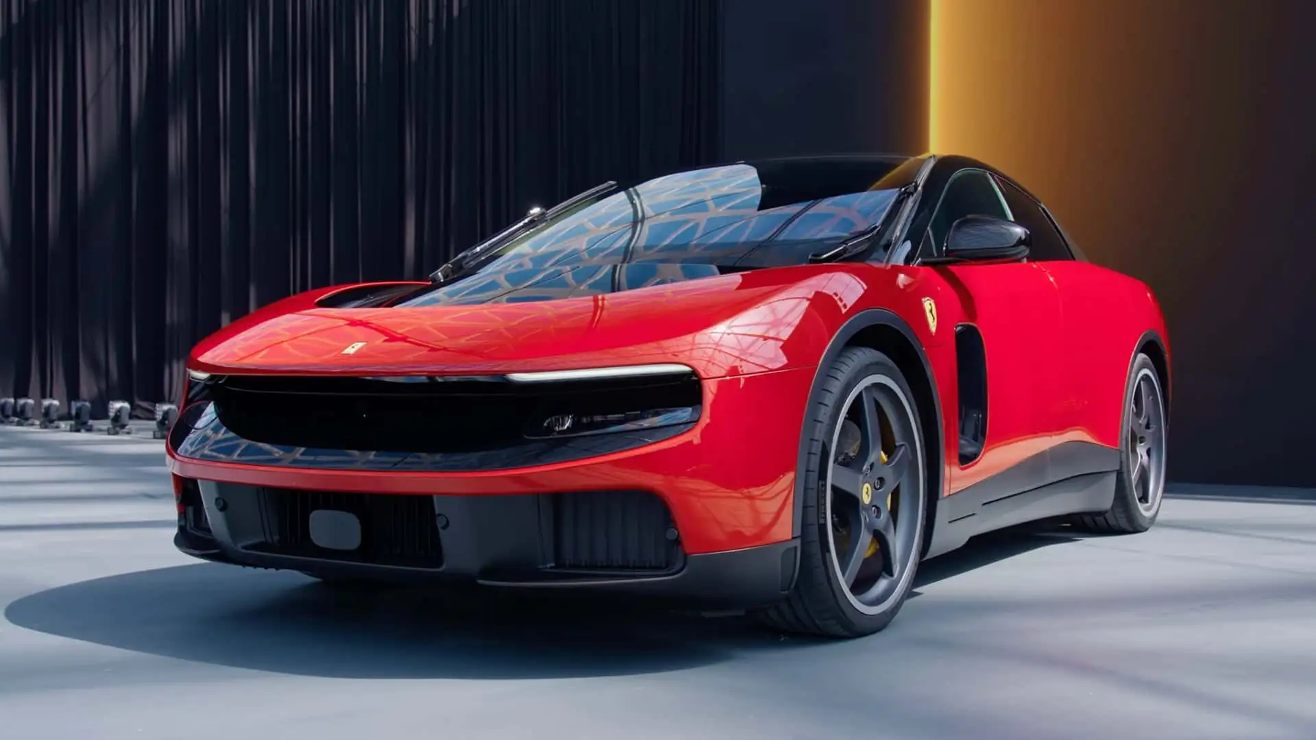 Une Ferrari Luce électrique, élégante et futuriste, sur une route sinueuse.