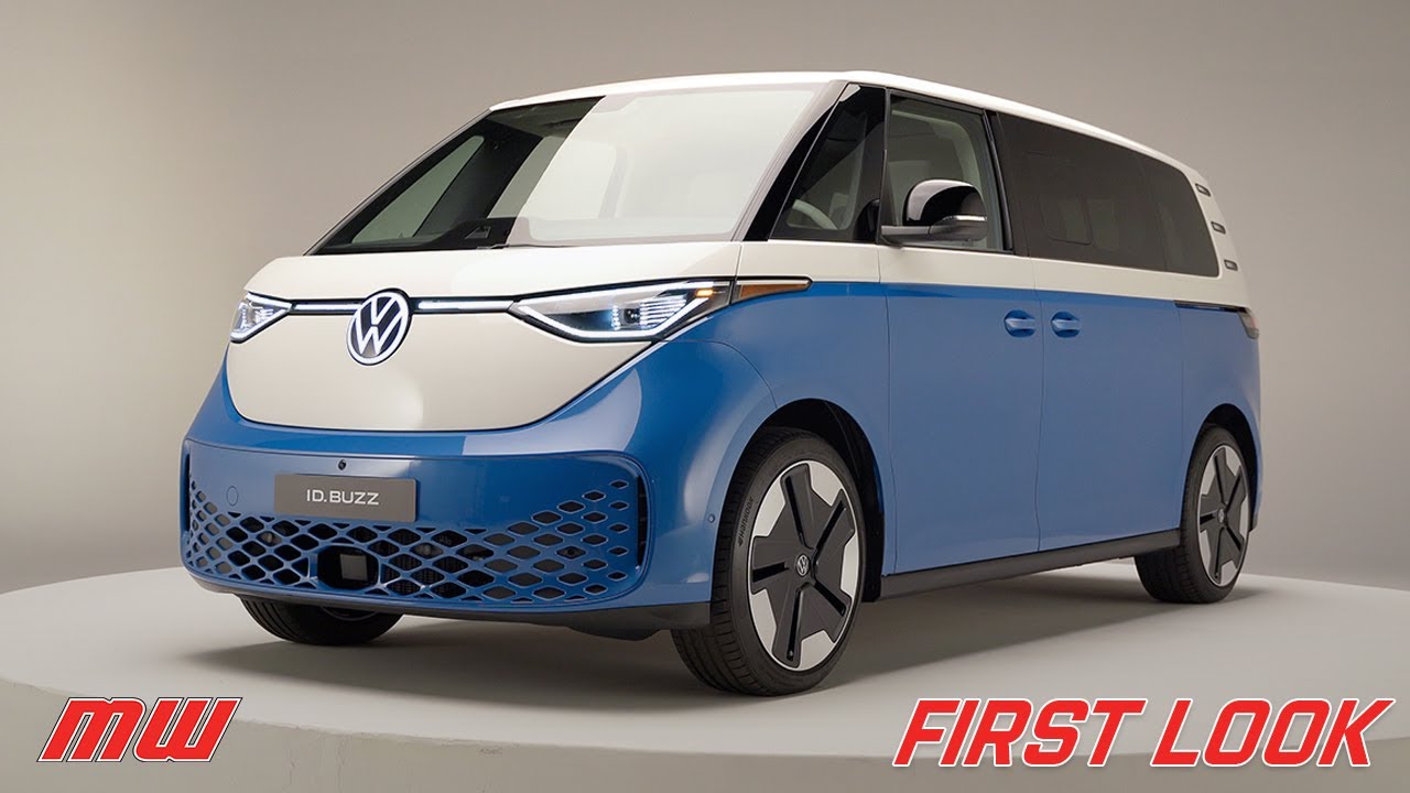 Une voiture futuriste entourée d'icônes de médias sociaux lumineuses, représentant le buzz viral en 2025.