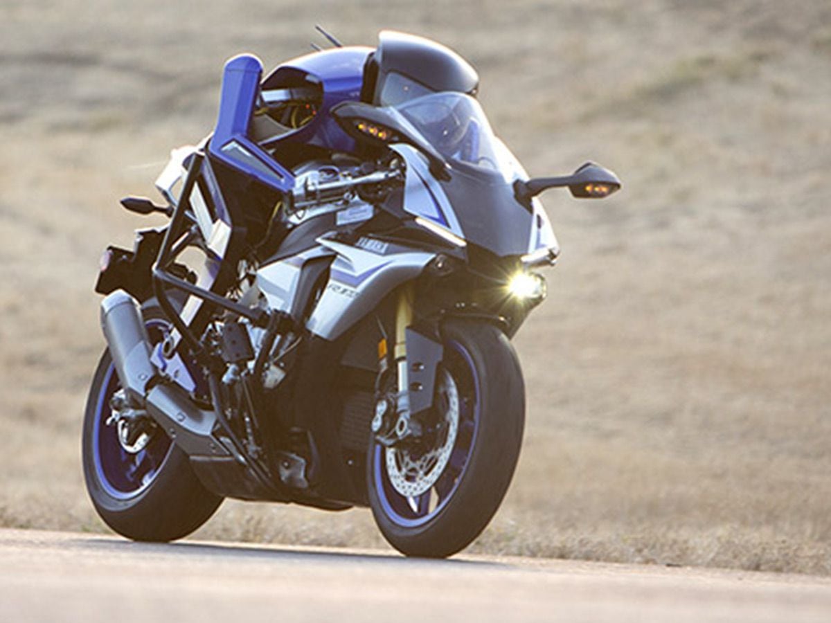 Le Yamaha Motobot, un robot humanoïde, pilote une moto sur un circuit, défiant les capacités humaines.