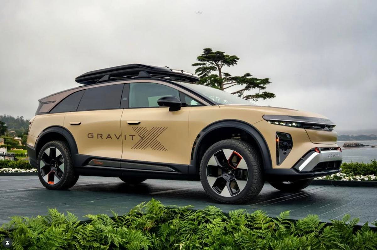 Photographie d'un SUV contemporain avec des phares à LED et un écran de navigation visible à l'intérieur.
