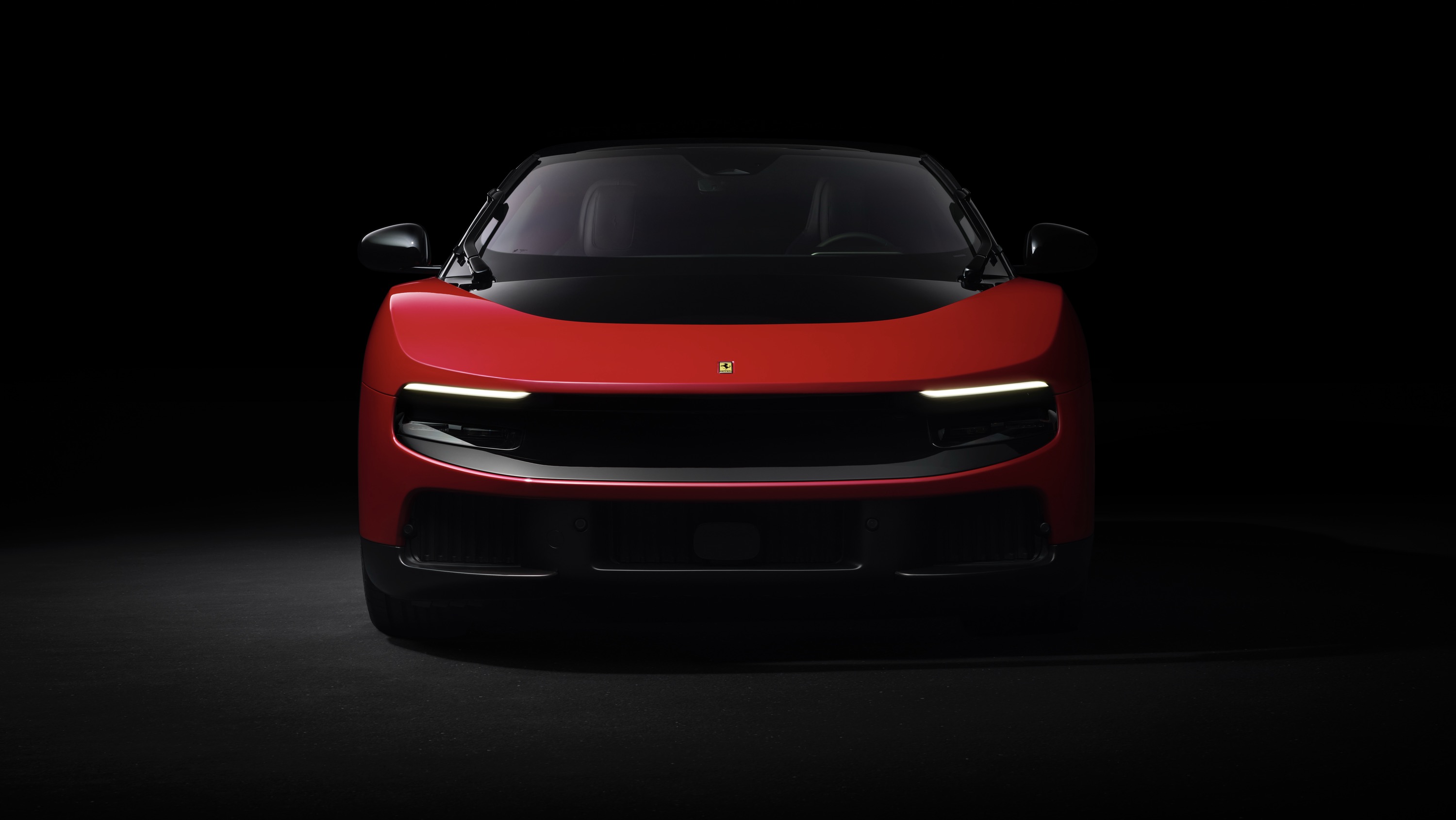 Vue de face de la Ferrari Luce électrique, mettant en valeur son design élégant et moderne.