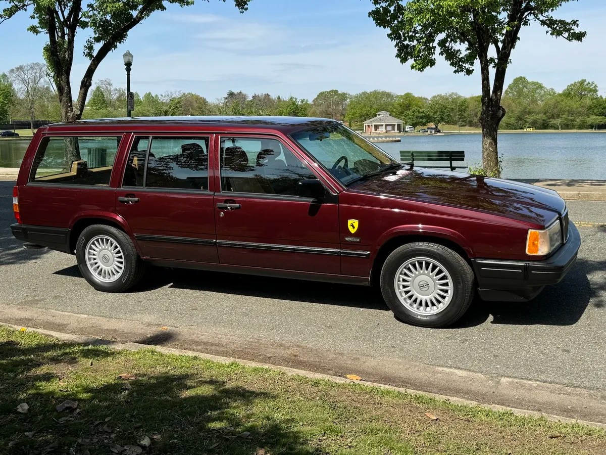 Une vieille Volvo 940 en bon état, avec un compteur kilométrique affichant plus d'un million de kilomètres.