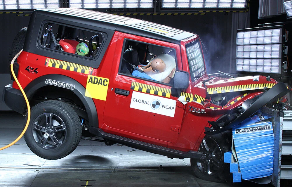 Image d'une Mahindra Thar après un crash test, montrant les zones d'impact et les airbags déployés.