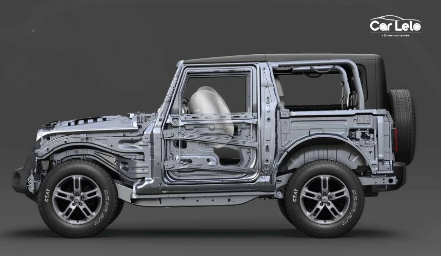 Vue de l'habitacle d'une Mahindra Thar, mettant en avant les ceintures de sécurité et les airbags.