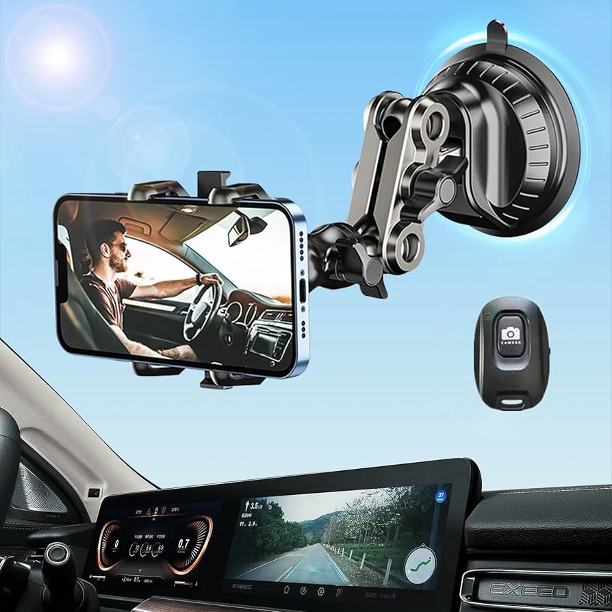 Un téléphone portable monté sur le tableau de bord d'une voiture, enregistrant une vidéo.