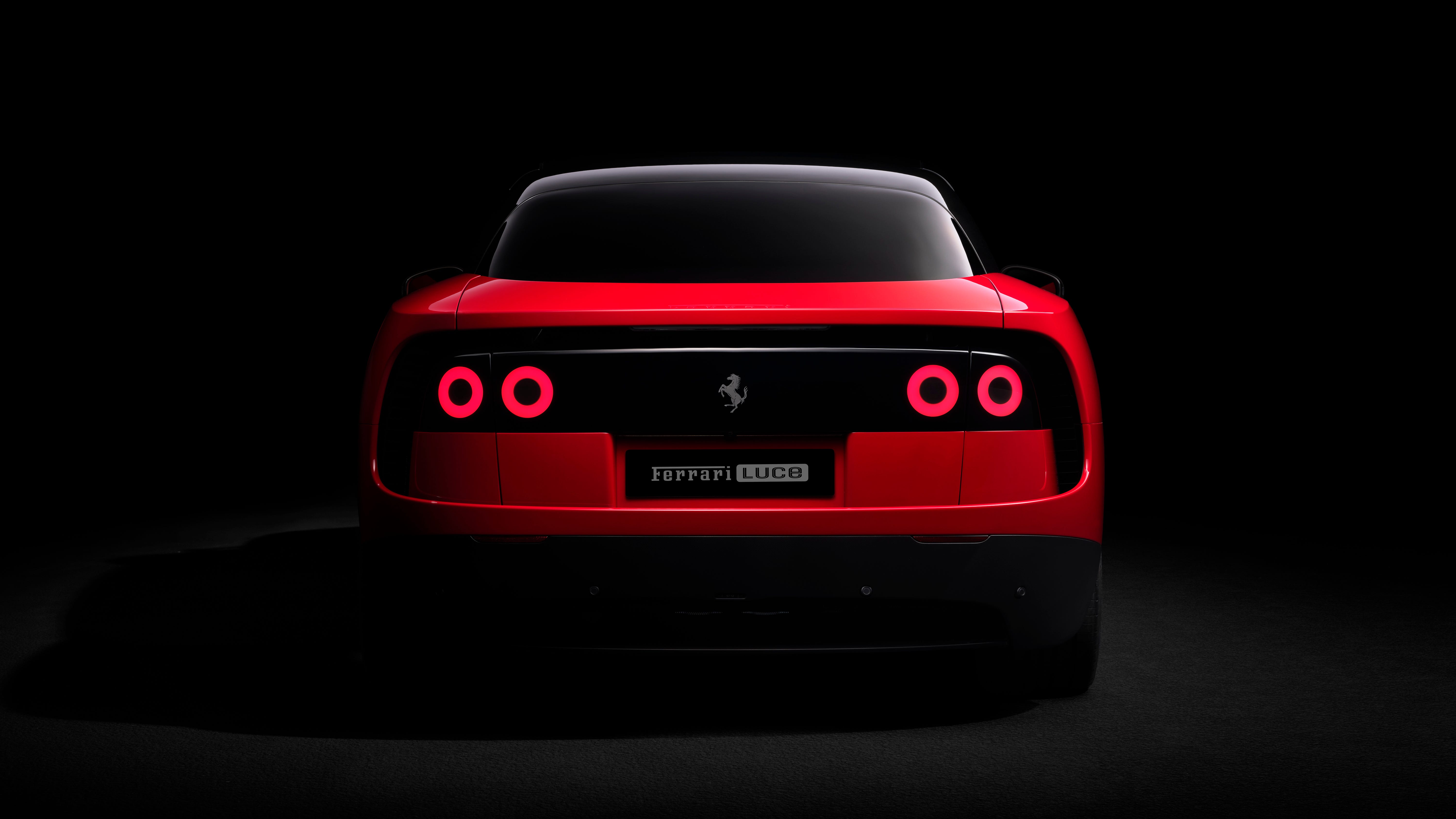 Vue de face de la Ferrari Luce électrique, un véhicule au design futuriste et épuré.