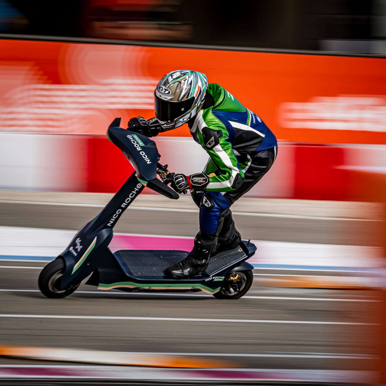 Un gros plan dynamique sur une course de scooters électriques, montrant les pilotes et leurs scooters sur une piste floue.