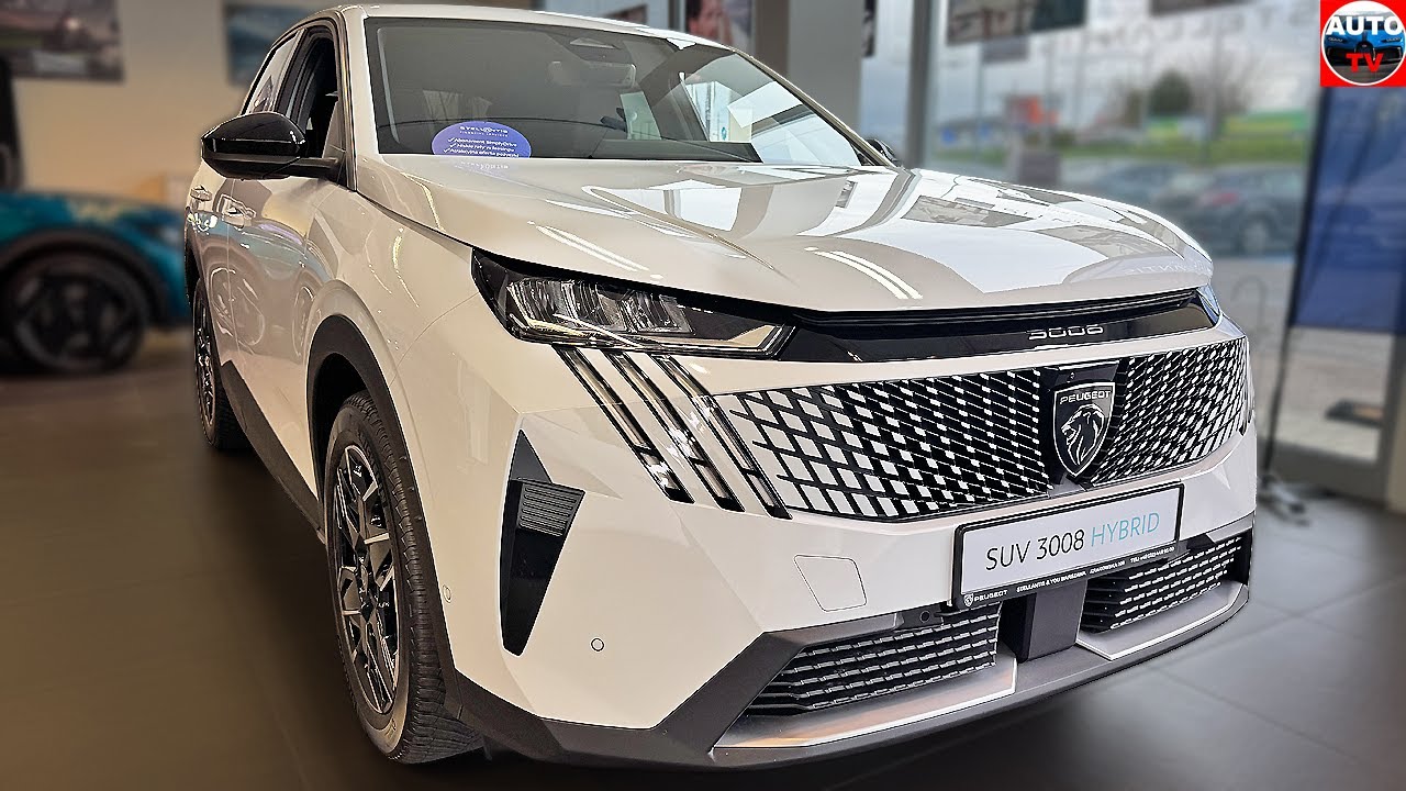 Vue extérieure d'un SUV Peugeot 3008 hybride rechargeable de 2026, de couleur sombre, garé en ville au crépuscule, avec ses phares allumés.