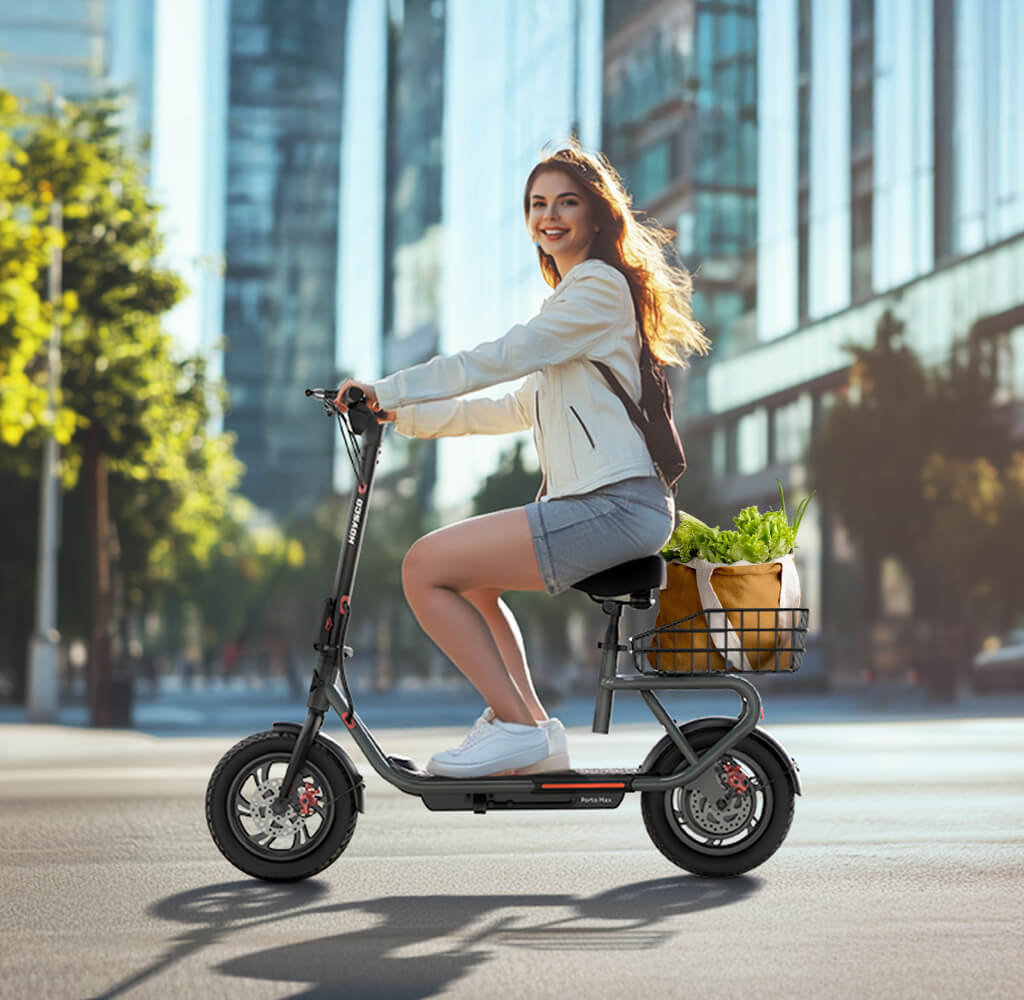 Une personne sur un scooter électrique avec des sacs de courses dans une rue animée de la ville.