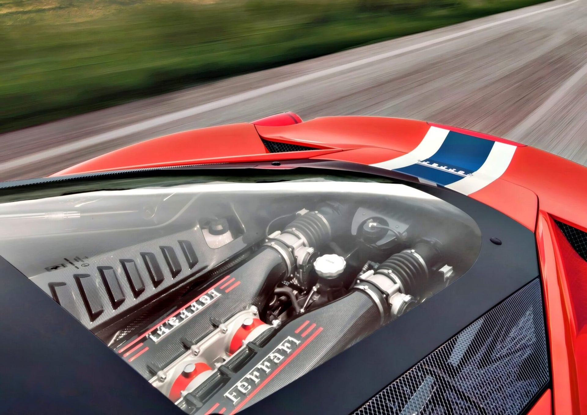 Gros plan sur un moteur V8 Ferrari rutilant, avec ses détails mécaniques complexes et ses accents rouges vifs.